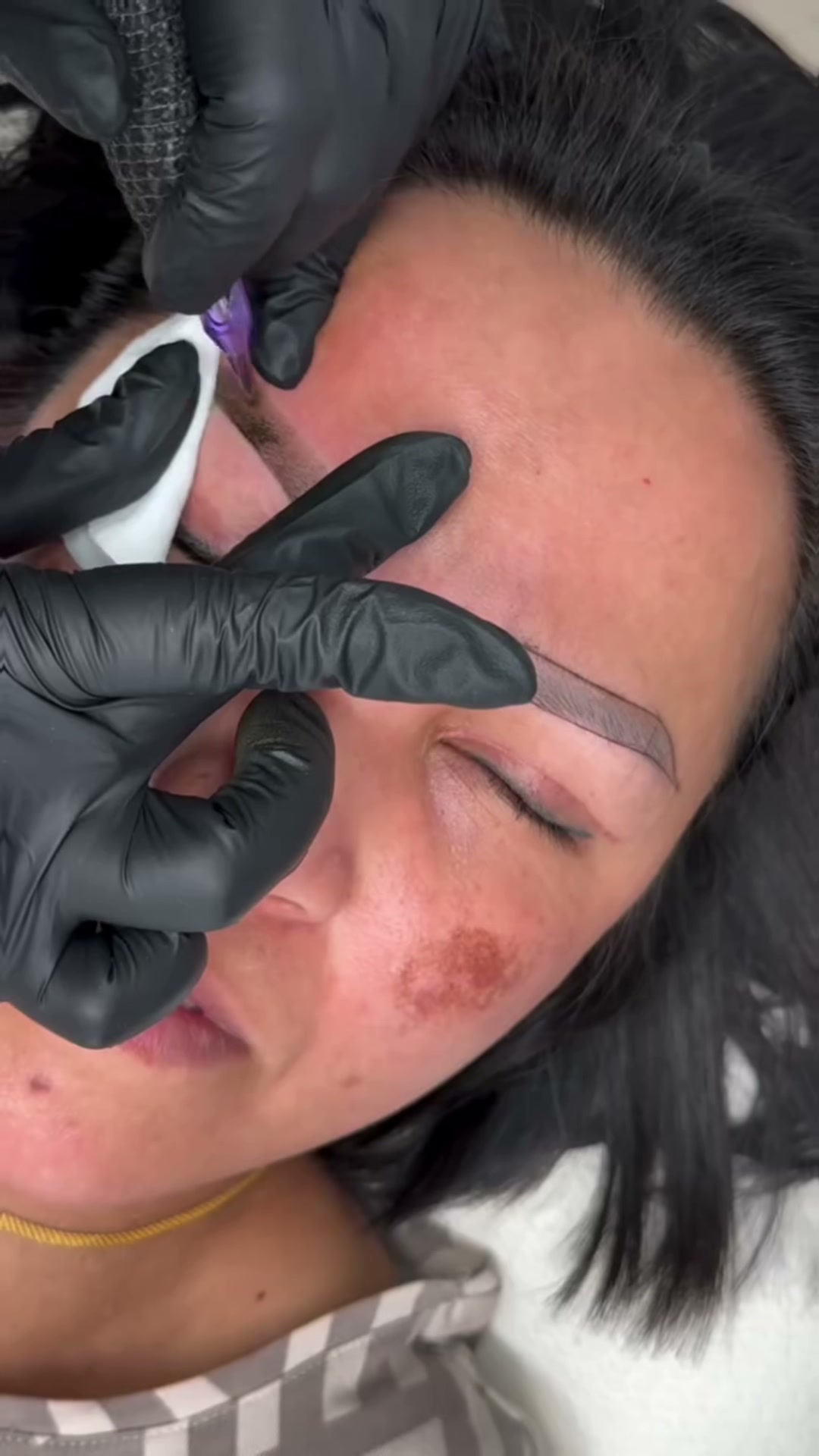 Microblading-Resultat, präzise Brauenform